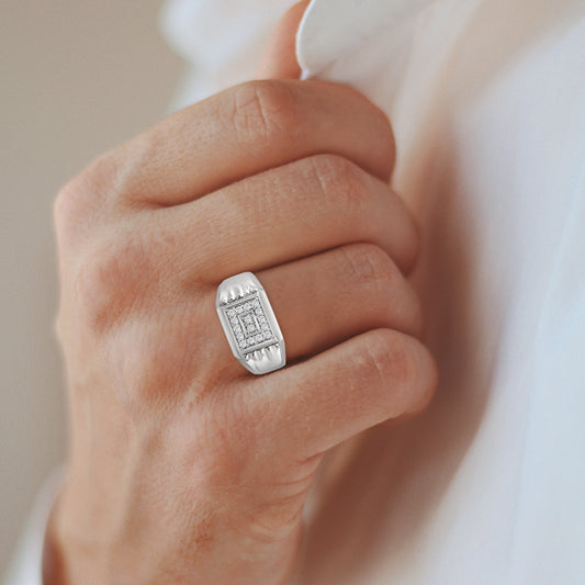 0.33 Ctw Men's Pyramid Border Diamond Ring